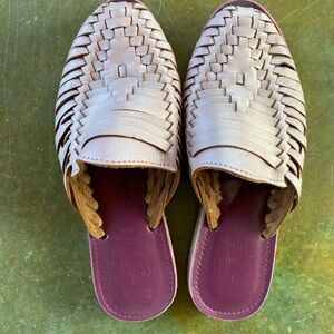 Espiritu slip ons in peony.